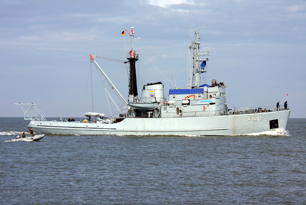 Das Hilfsschiff  Wangerooge  der Deutschen Marine ist ein Seeschlepper, der bei der Bergung und dem Schleppen von Seefahrzeugen zum Einsatz kommt sowie bei weiteren Hilfeleistungen auf  See  agiert. Die  Wangerooge  unterstützt auch das Marinefliegergeschwader und es werden im Rahmen von Übungen immer wieder Open-Sea Survivaltrainings durchgeführt. 
Die Länge des Schiffes beträgt rund 52 Meter bei 11,77 Breite und einem Tiefgang von rund 4 Metern. 
Das Schiff begegnete mir am 19.3.2014 die Stelle  Alte Liebe  bei Cuxhaven passierend.