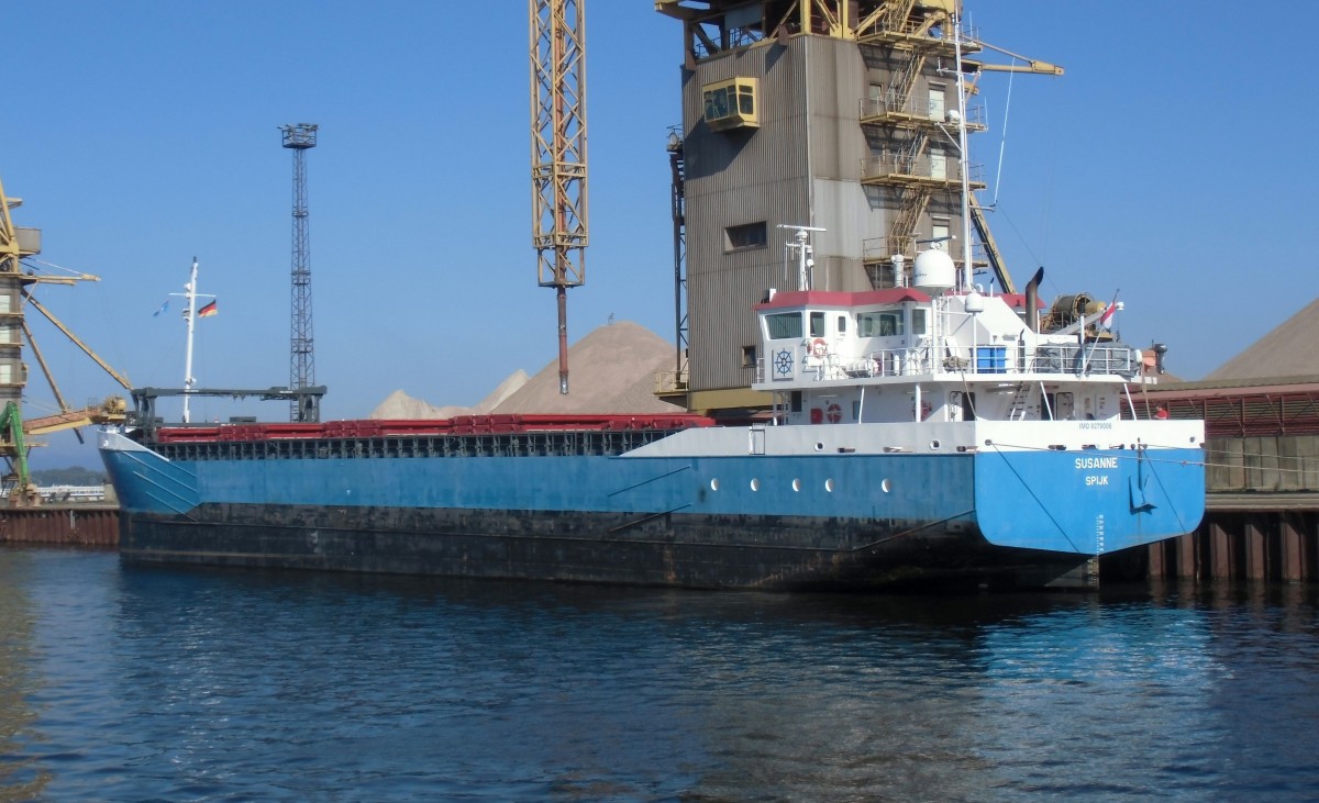 Das holländische Frachtschiff Susanne am 03.10.15 in Rostock.