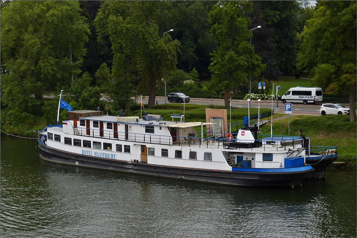 Das Hotelboot „Botel Maastricht“, liegt am Ufer der Maas in Maastricht vor Anker.  17.07.2020 