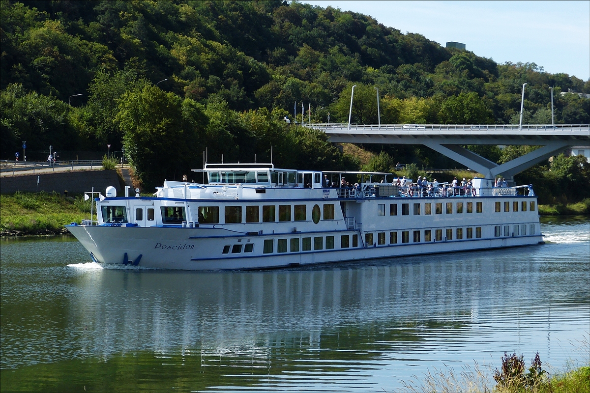 Das Hotelschiff „Poseidon“ ENI 02205549, L 78 m; B 10,50 m; hat vor kurzem die Schleuse in Grevenmacher verlassen und fährt Flussabwärts in Richtung Wasserbillig.  12.08.2018 (Hans)

