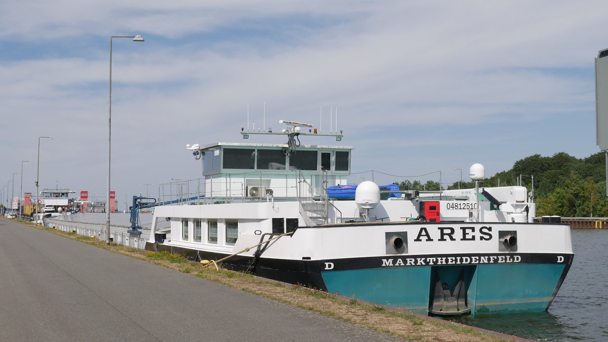 Das  Kanalmonster  (L 99,88 m ; B 11,44 m ; T 2,80 m ; Tonnage 2203 t), der Sunrise-Frachter ARES, Marktheidenfeld ENI 04812510 liegt im oberen Vorhafen des Schiffshebewerk Lüneburg; Scharnebeck, 29.07.2018
