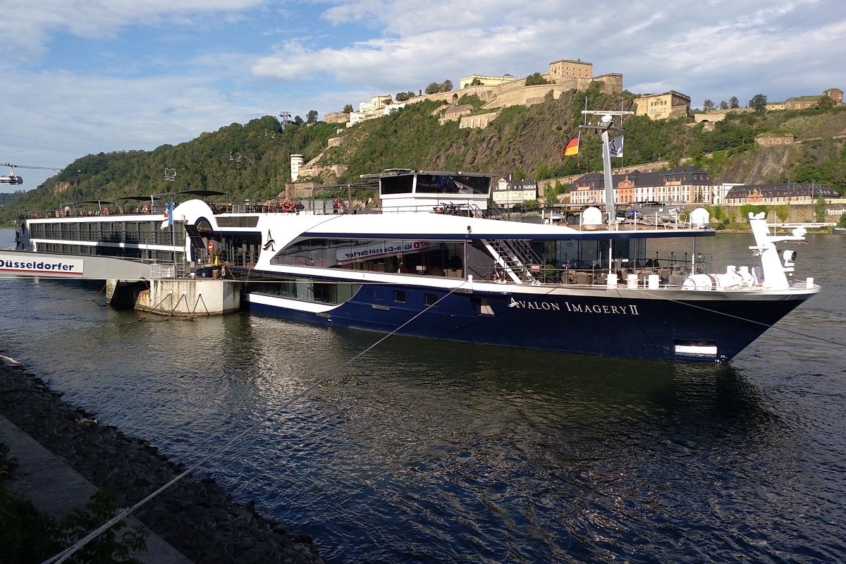 Das KFGS AVALON IMAGERY II (ENI: 02336343; Bj: 2016; Bauwerft: Den Breejen Shipyard Hardinxveld-Giessendam, Holland; Flagge: Schweiz) vor der Kulisse der Festung Ehrenbreitstein am Anleger in Koblenz. Aufnahmedatum: 14.08.2023.