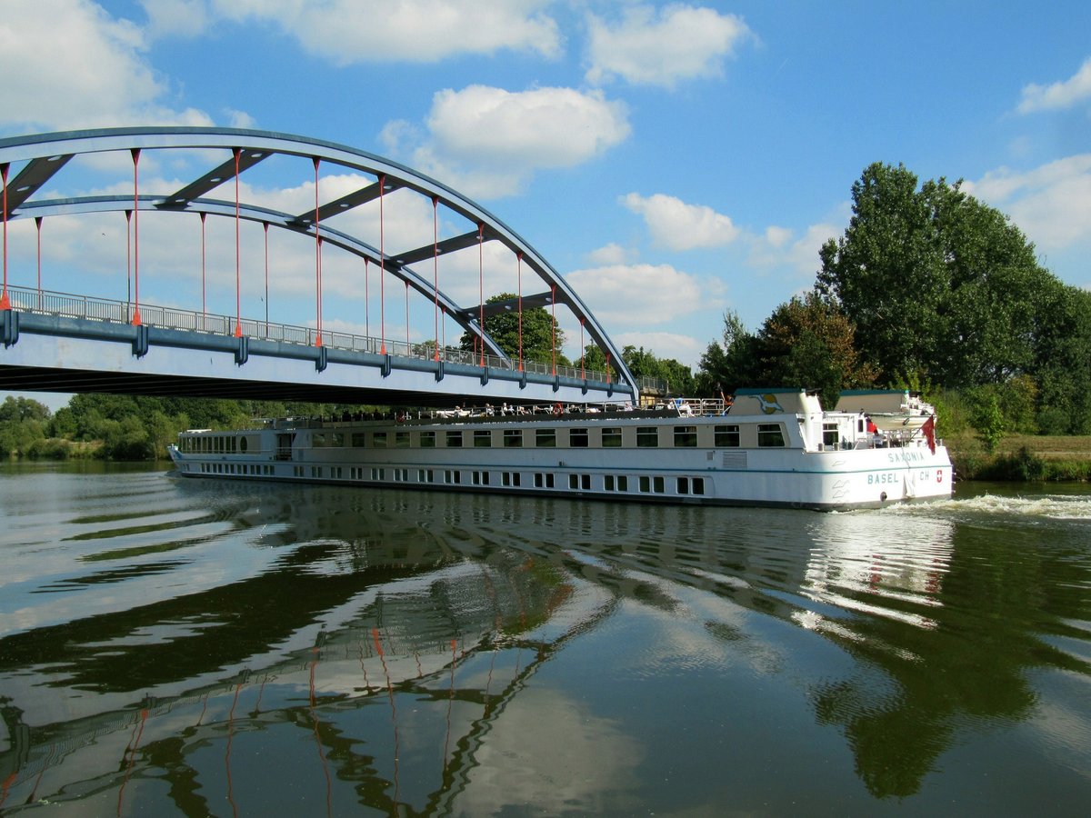 Das KFGS Saxonia , 07001736 , 85 x 9,50m , unterquerte hier am 06.09.2016 die Brücke der B 244 bei Rühen auf dem Mittellandkanal und näherte sich der ehemaligem Grenzübergangsstelle (GüSt) Rühen-Buchhorst. 