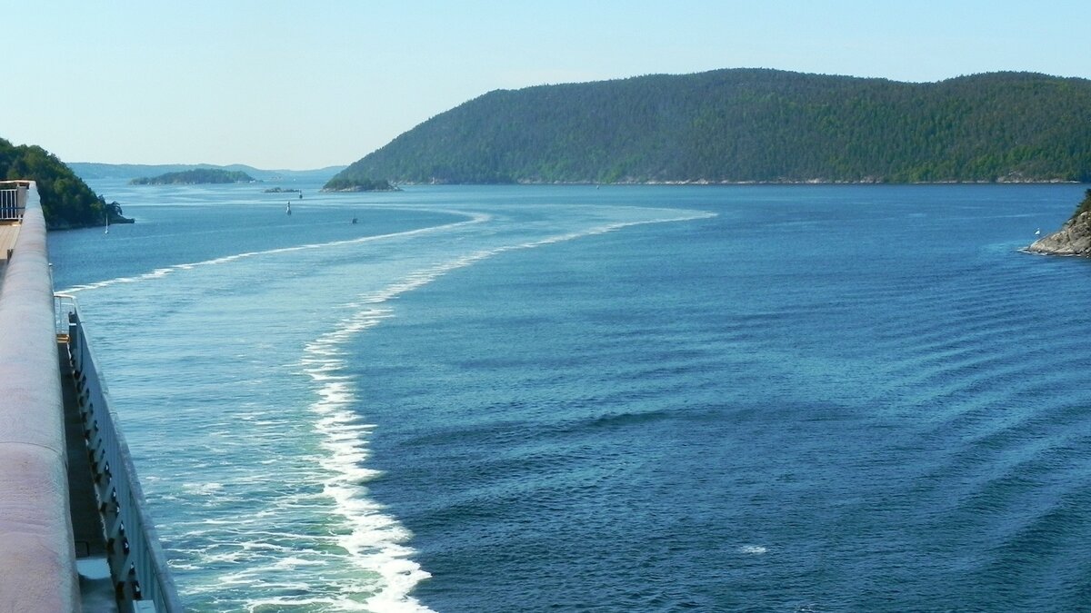 Das Kielwasser zeigt, welche Slalomfahrt der Steuermann der  COLOR FANTASY , IMO: 9278234, veranstalten muss, um durch den Oslofjord in die norwegische Hauptstadt zu kommen. Am 04.06.23.