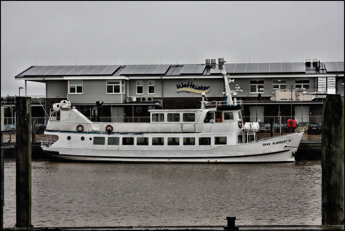 Das kleine Fähr- und Rundfahrt Schiff JENS ALBRECHT III lag am 5.10.2017 im Hafen Harlesiel.