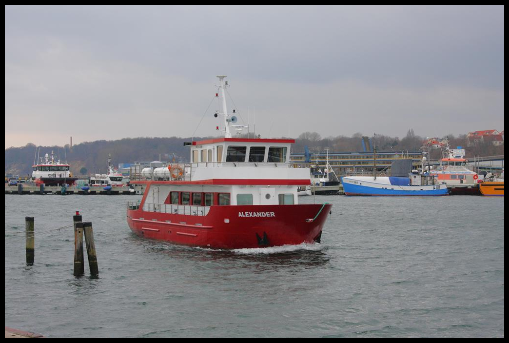 Das kleine Fahrgastschiff ALEXANDER kehrt von einer Fahrt zu den Kreidefelsen auf Rügen am 1.3.2017 in den Hafen Sassnitz zurück.