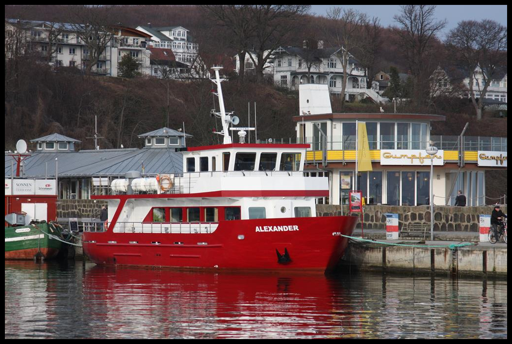 Das kleine Fahrgastschiff ALEXANDER lag am 27.2.2017 am Kai im Hafen Sassnitz.