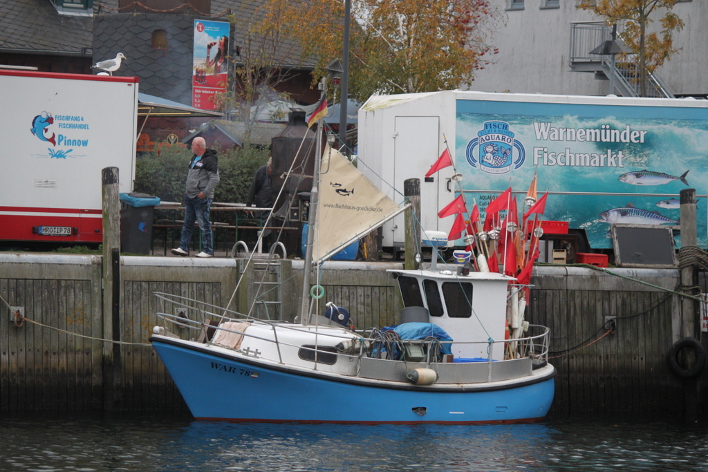 Das kleine Fischereifahrzeug WAR 78 lag am Vormittag in Warnemünde.26.10.2019