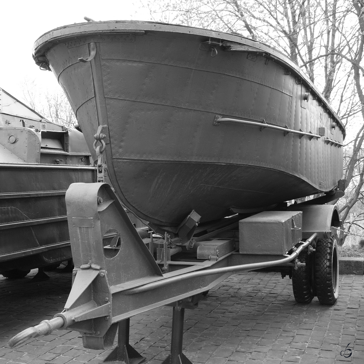 Das kleine Grenzpatrouillenboot BMK-90 auf einem Anhänger, entdeckt im im Nationalen Museum der Geschichte der Ukraine im 2. Weltkrieg. (Kiev, April 2016)