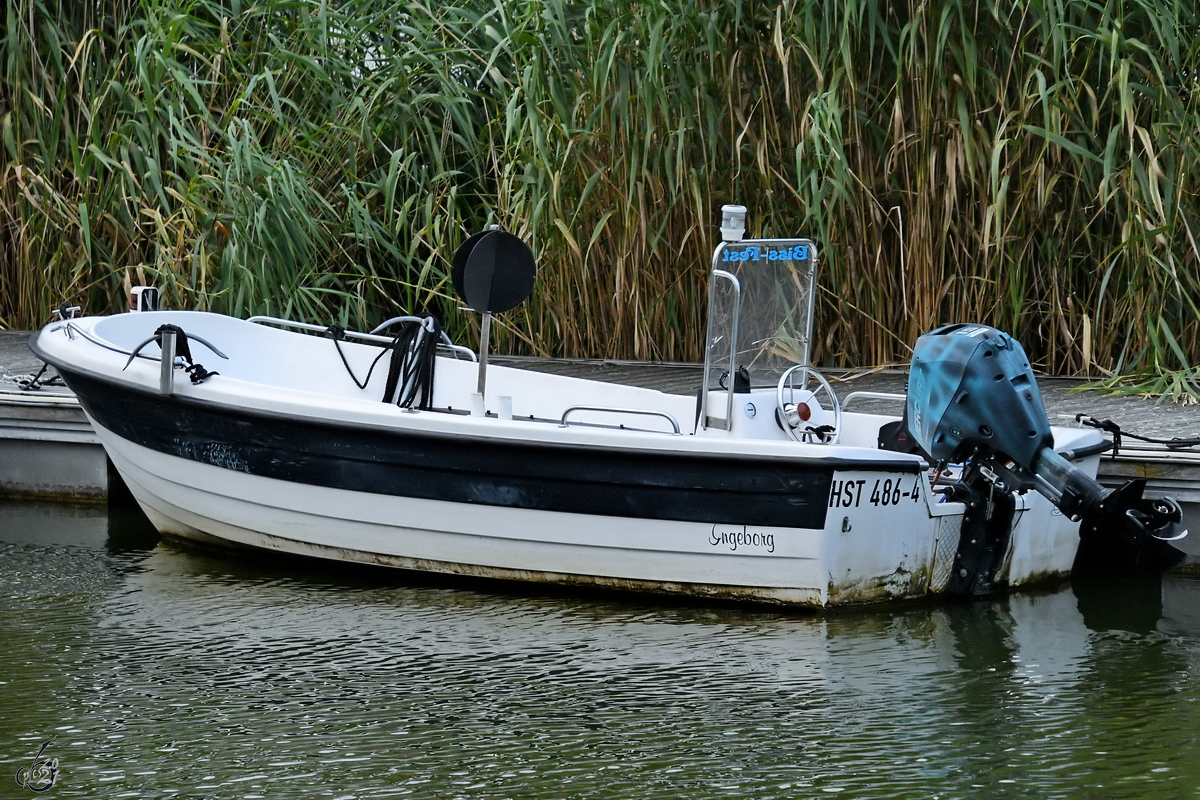 Das kleine (Miet-)Motorboot INGEBORG wartet auf den nächsten Einsatz. (Wolgast, August 2021)
