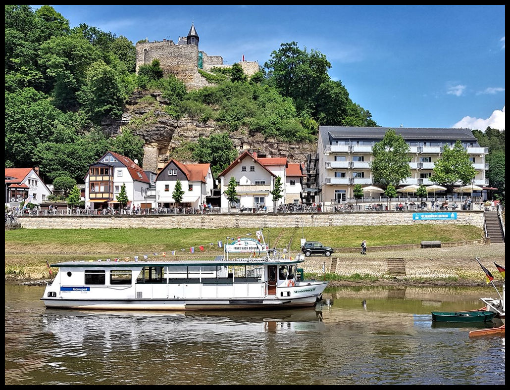 Das kleine Rundfahrtschiff WINTERBERG II wartet hier am 6.6.2022 am rechten Elbeufer in Rathen auf Fahrgäste.