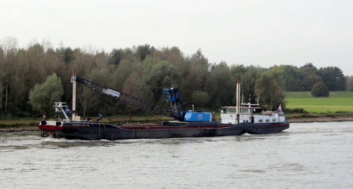 Das Kranschiff Ijsseldelta (02324230 , 60,97 x 9m) am 23.10.2014 bei Rhein-km 823,6 auf Bergfahrt.