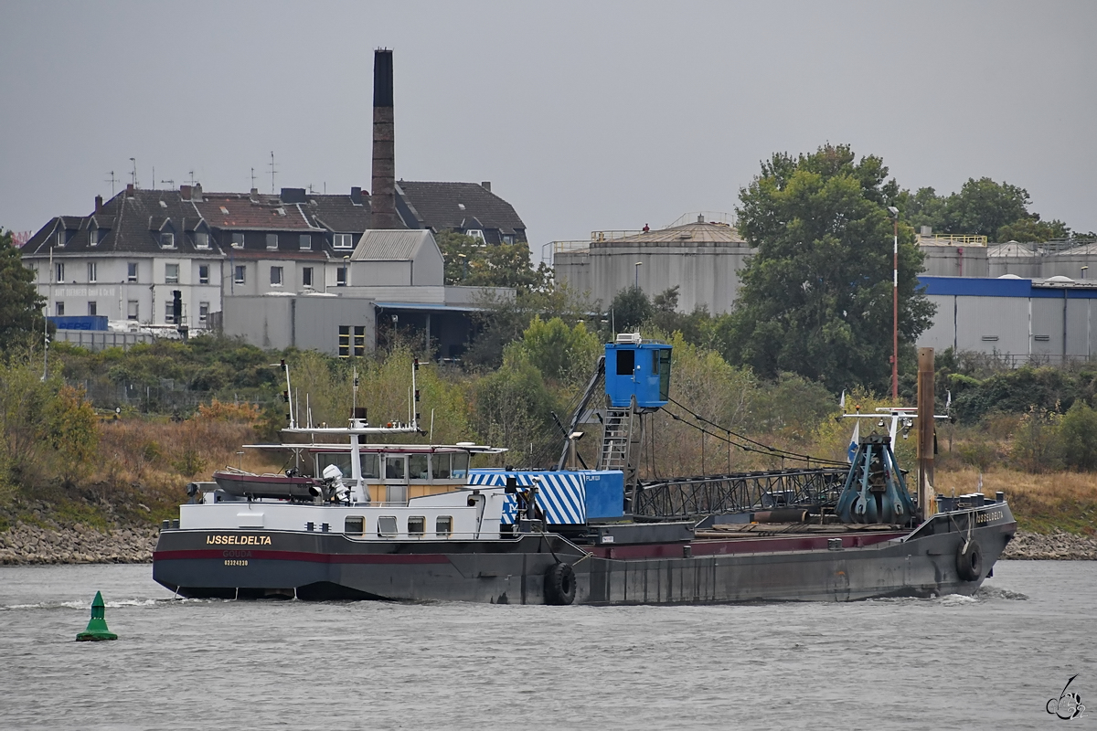 Das Kranschiff IJSSELDELTA (ENI: 02324230) ist hier auf dem Rhein bei Duisburg zu sehen. (August 2022)