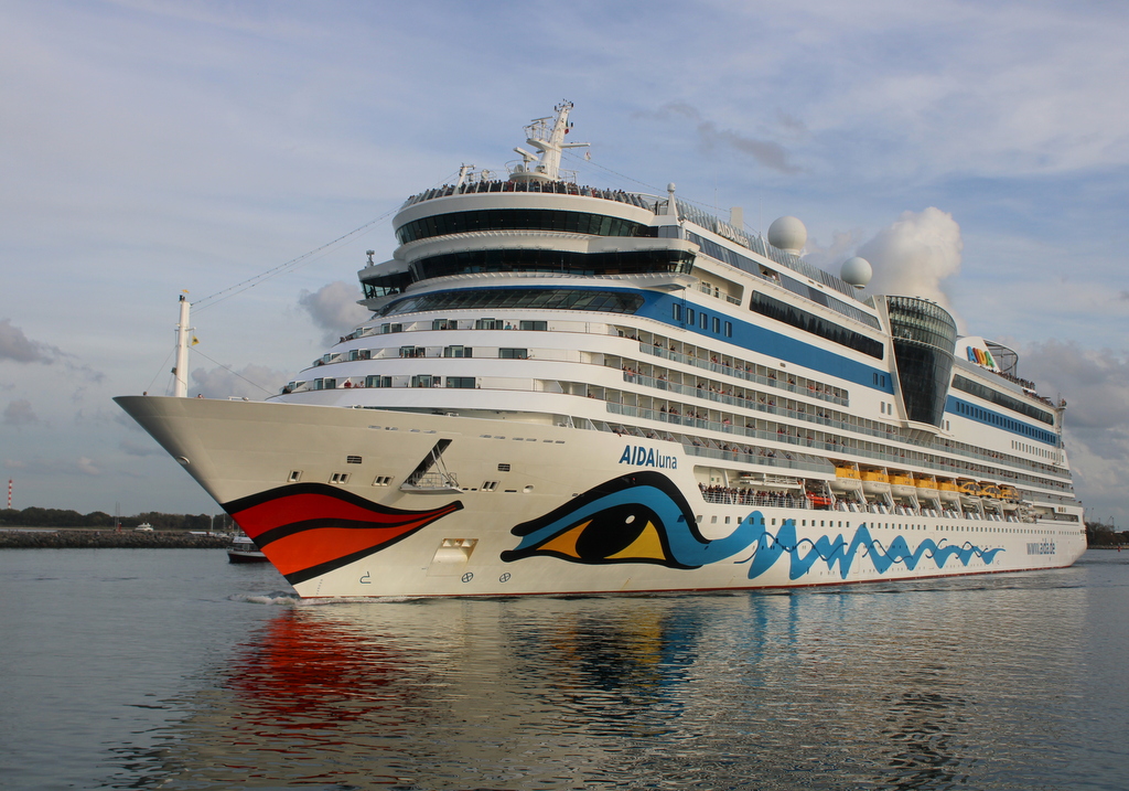 Das Kreuzfahrtschiff AIDALUNA(IMO:9334868)Highlights der Nord- und Ostseek�ste 2 beim Auslaufen am 03.10.2026 in Warnem�nde 