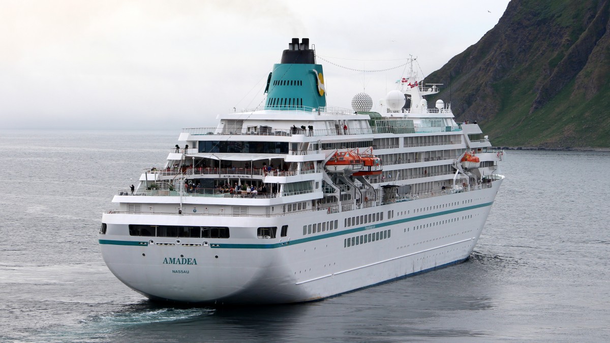 Das Kreuzfahrtschiff Amadea am 21.07.2014 bei der Ausfahrt aus dem Hafen von Honningsvag.