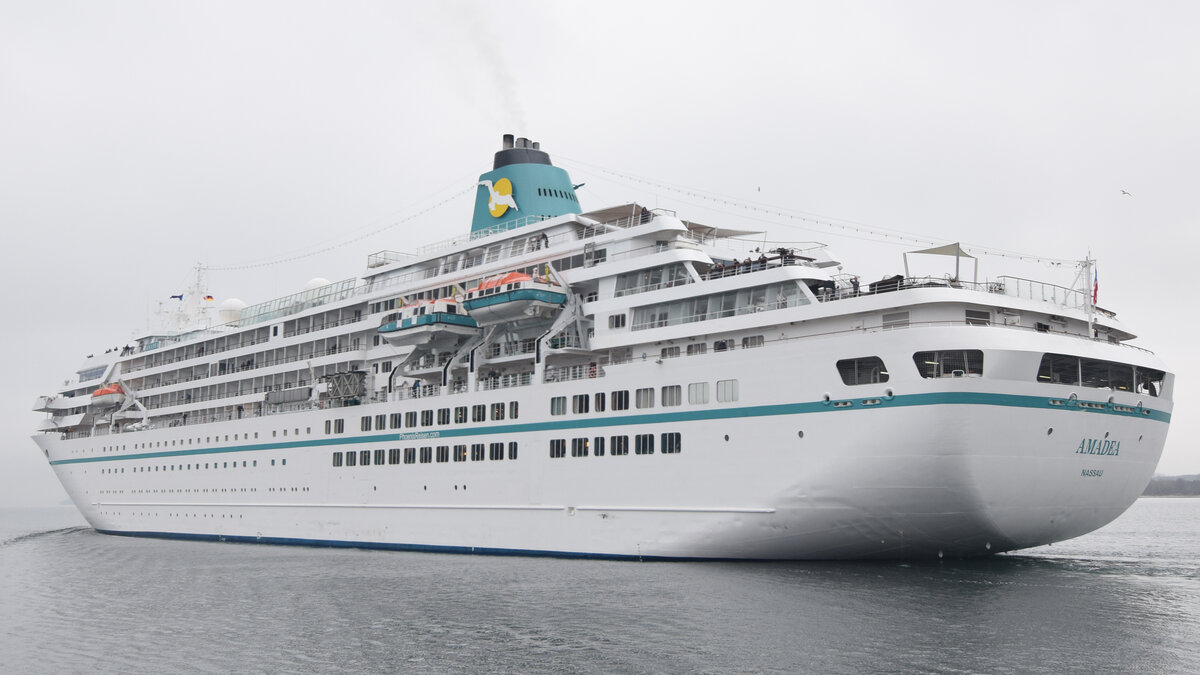 Das Kreuzfahrtschiff AMADEA verlässt am Mittag des 04.12.2021 den Hafen von Lübeck-Travemünde (hier in Höhe der Nordermole) mit Ziel Wismar. 