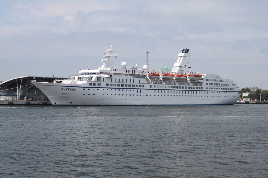 Das Kreuzfahrtschiff Astor der Reederei: Transocean Kreuzfahrten / Cruise & Maritime Voyages lag am 27.05.2018 außerplanmäßig in Warnemünde.