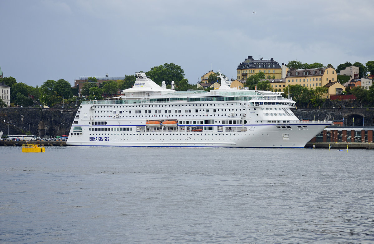 Das Kreuzfahrtschiff Birka von Birka Criuses im Heimathafen Stockholm. Länge: 177 Meter. Breite: 28 Meter. Tiefgang: 6,5 Meter. Vermessung: 34.924 BRZ. Maschine: 4 × Wärtsilä-6L46-Dieselmotoren. Maschinen-leistung: 23.400 kW (31.815 PS). Höchst-
geschwindigkeit: 21 kn (39 km/h). Zugelassene Passagierzahl: 1800. Registrier-nummern	
IMO 9273727

Aufnahme: 26. Juli 2017.