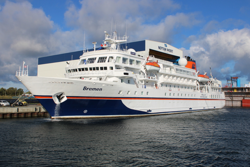 Das Kreuzfahrtschiff BREMEN lag am 10.10.2020 in Warnemünde,Sie ist an VIVA Cruises verkauft und ihr neuer Name wird dann Sea Venture.