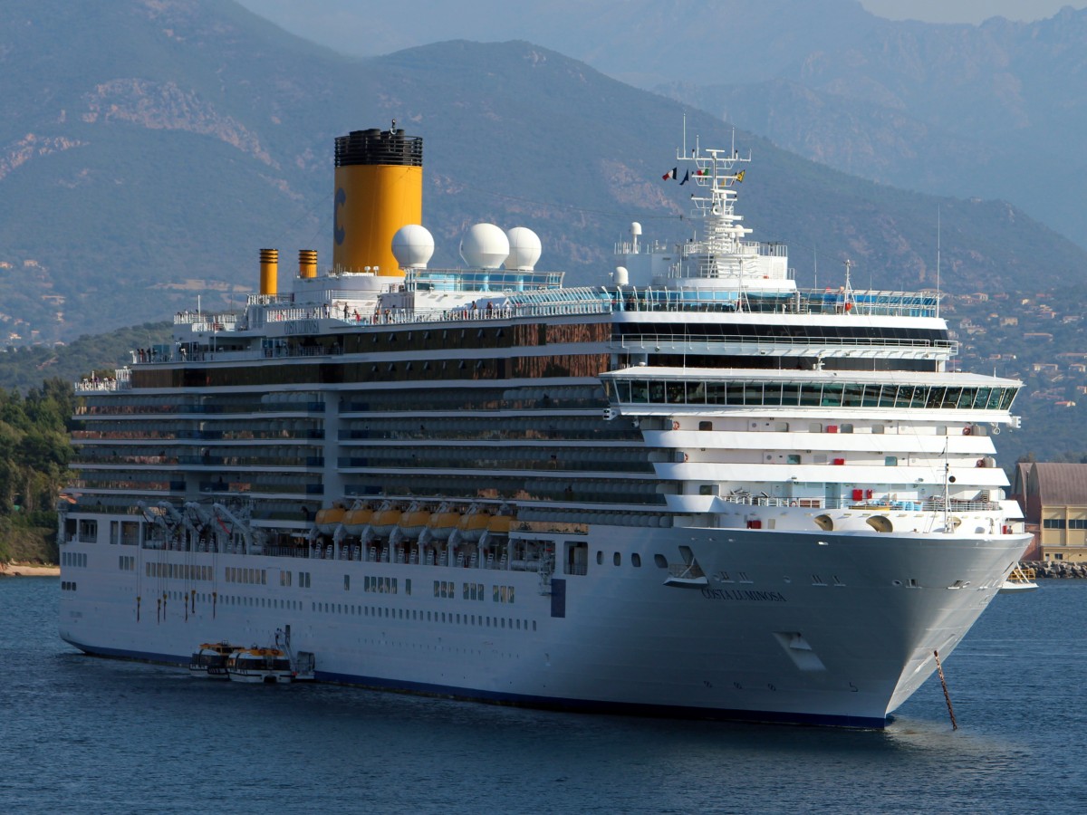 Das Kreuzfahrtschiff Costa Luminosa am 27.10.2013 auf Reede im Hafen von Ajaccio