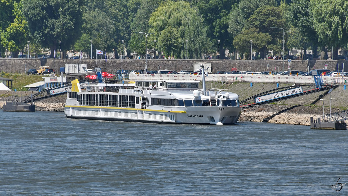 Das Kreuzfahrtschiff  Elegant Lady  (08923003) auf dem Rhein. (Düsseldorf, Juni 2018)