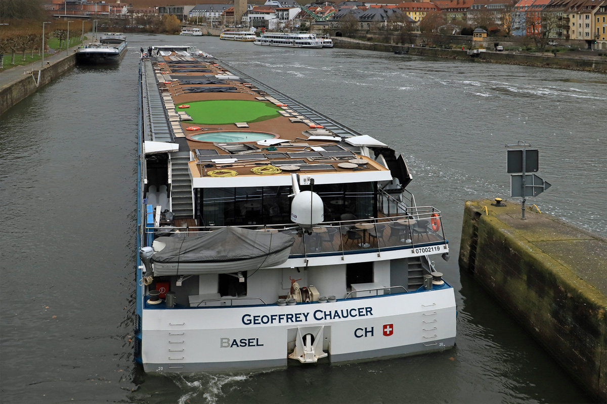 Das Kreuzfahrtschiff GEOFFREY CHAUCER (MMSI 269057715) hat am 01.12.2021 gerade die Schleuse an der Alten Mainbrücke in Würzburg verlassen und ist nun talfahrend unterwegs in Richtung Frankfurt