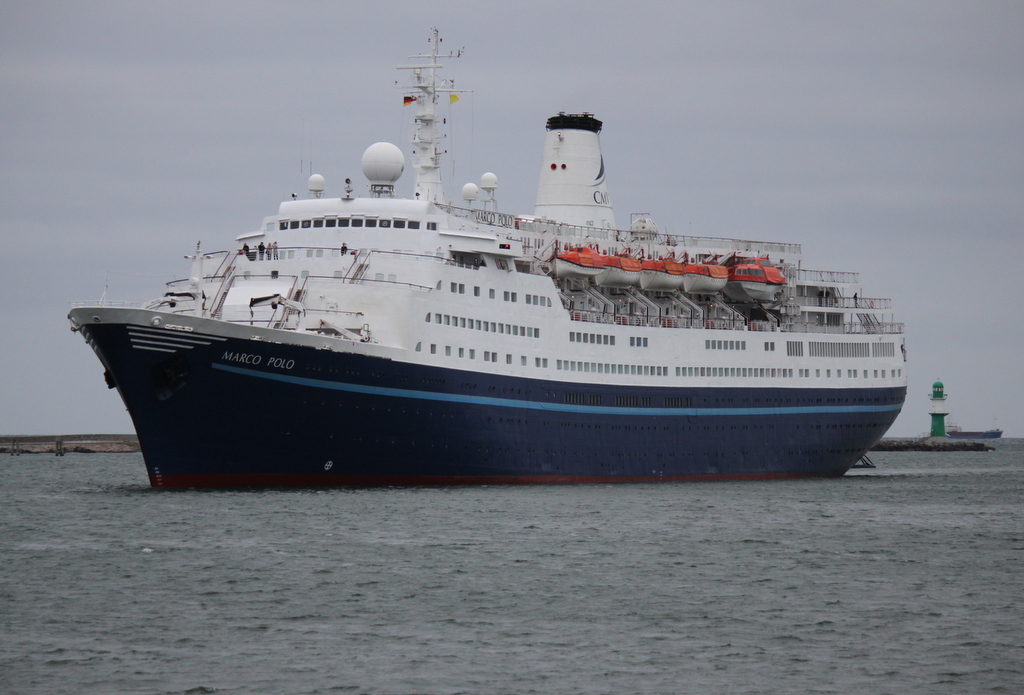 Das Kreuzfahrtschiff Marco Polo auf dem Weg von Aalborg nach Tallinn beim Einlaufen am 15.05.2015 in Warnemnde