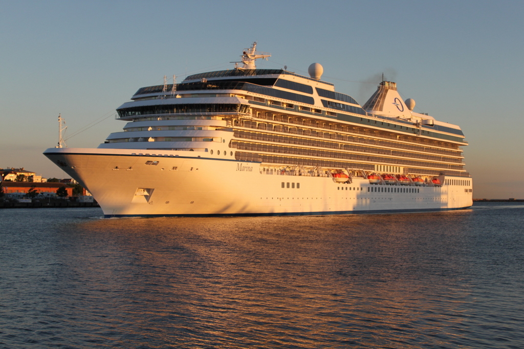 Das Kreuzfahrtschiff Marina der Reederei Oceania Cruises auf ihrem Seeweg von Kopenhagen nach Visby beim Einlaufen am Morgen des 06.06.2018 um 05:09 Uhr in Warnemünde.