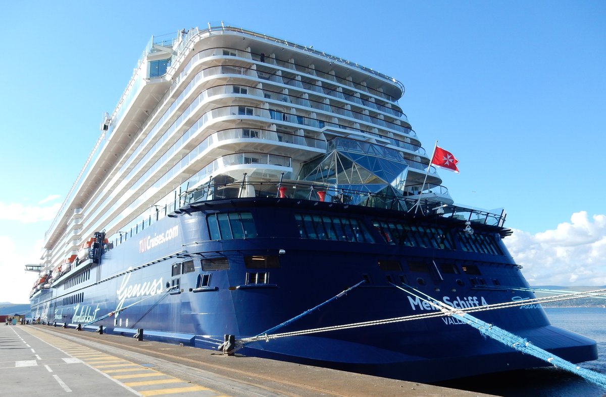 Das Kreuzfahrtschiff Mein Schiff 4  der TUI Cruises am 02.96.17 in Greenock