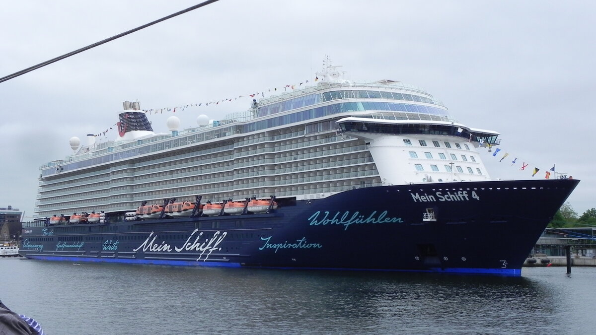 Das Kreuzfahrtschiff  MEIN SCHIFF 4 , IMO 9678408, der deutschen Kreuzfahrtgesellschaft TUI Cruises aus Hamburg, am 30.05.2023 im Hafen von Kiel.
Hier fand auch die Schiffstaufe am 5. Juni 2015 durch Franziska van Almsick statt.