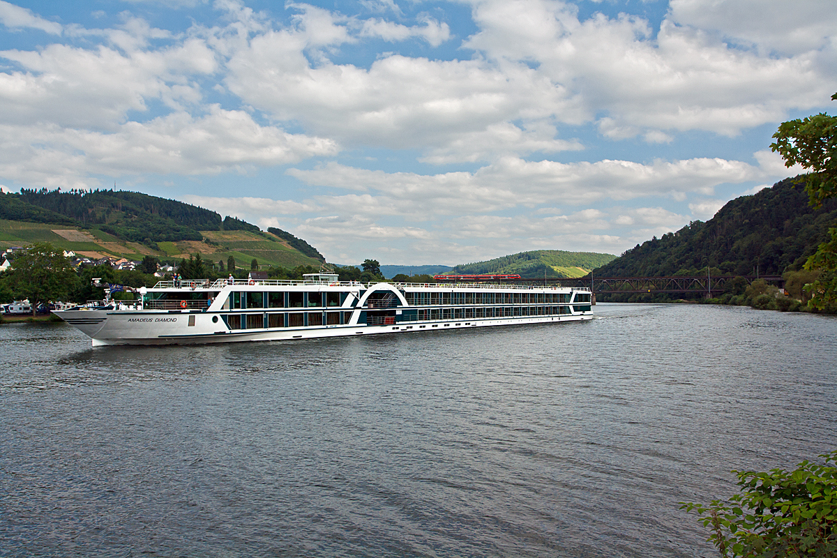 
Das Kreuzfahrtschiff MS Amadeus Diamond fährt am 21.06.2014 bei Bullay  bzw. Alf Moselabwärts, 
im Hintergrund die 314 m lang Doppelstockbrücke Alf-Bullay , über die gerade ein Bombardier Talent 2 (BR 442) fährt.

Technische Daten:
Baujahr:  2008 / 2009     
Werft: De Hoop Werft, Niederlande
Eigner: Lüftner Cruises (Innsbruck)
Flagge: Deutschland
Brutto-Registertonnen:  1.566 t
Länge:  110 m     
Breite:  11,40 m     
Tiefgang:  1,30 m 
Höhe über Wasser:  5,85 m    
Geschwindigkeit:  13 knoten (25 km/h)       
Besatzungs-Mitglieder:  ca. 40   
Passagiere:  146
Anzahl der Decks:  4 
Kabinen/Suiten:  62/12