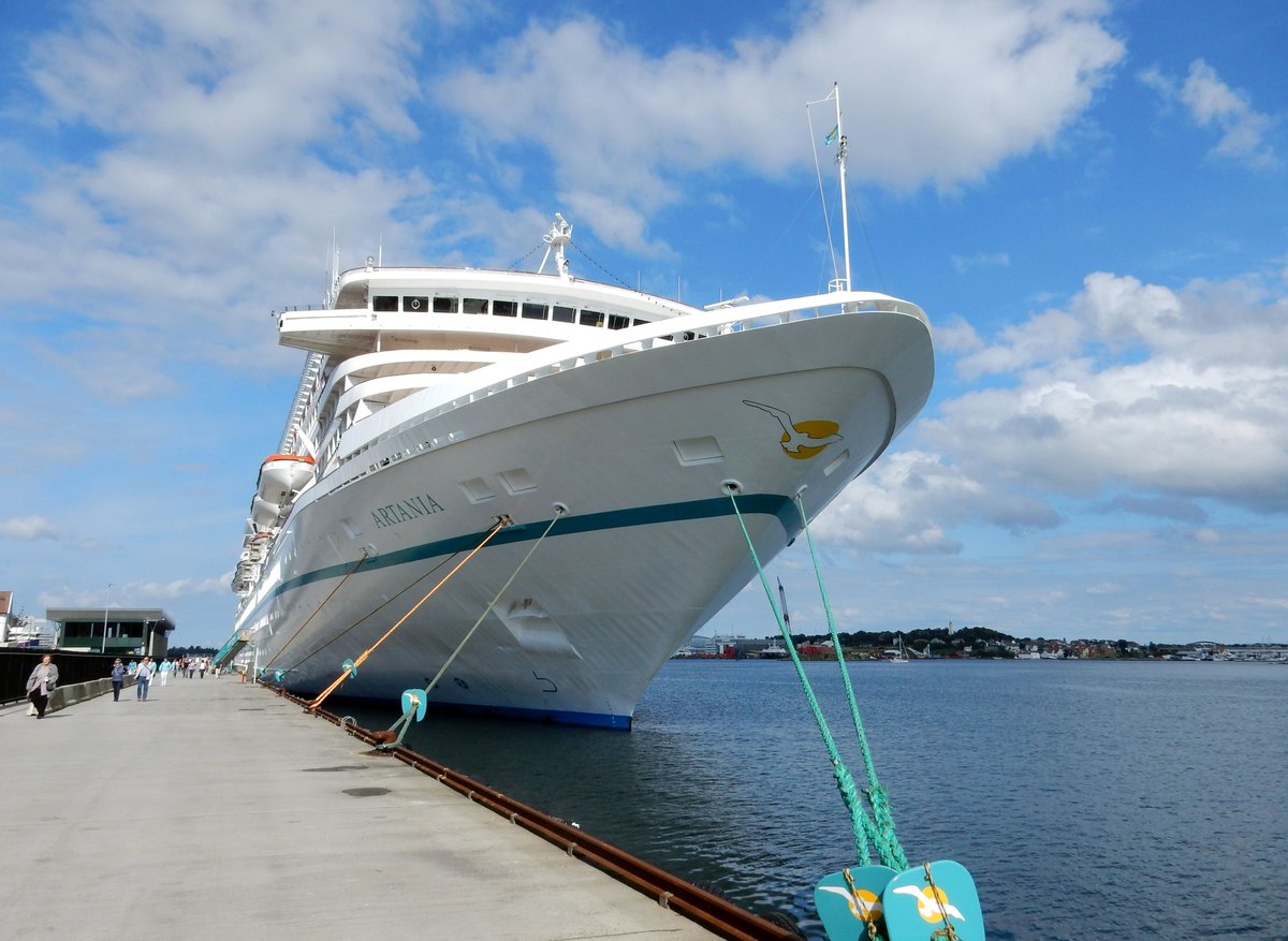 Das Kreuzfahrtschiff MS Artania von Phoenix Reisen Bonn am 08.09.16 in Stavanger (NOR)