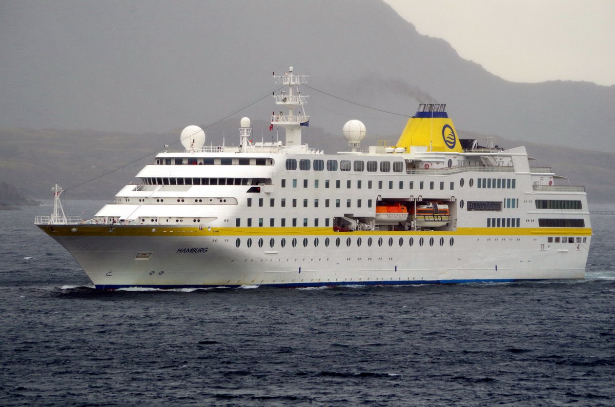 Das Kreuzfahrtschiff MS Hamburg am 01.09.16 vor Leknes (Lofoten).