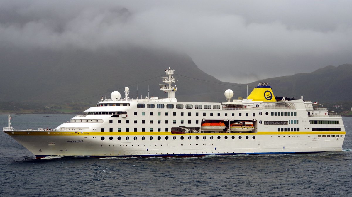 Das Kreuzfahrtschiff MS Hamburg am 01.09.16 vor Leknes (Lofoten).