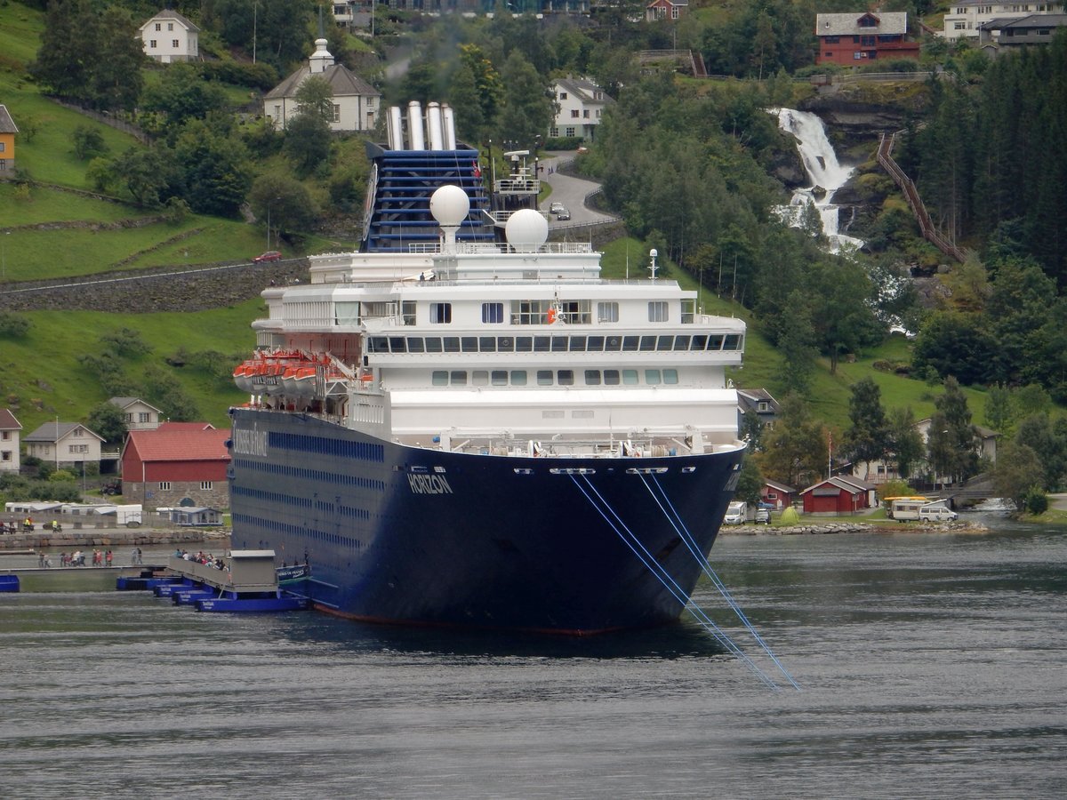 Das Kreuzfahrtschiff MS HORIZON am 06.09.16 am Anleger im Geiranger (NOR)