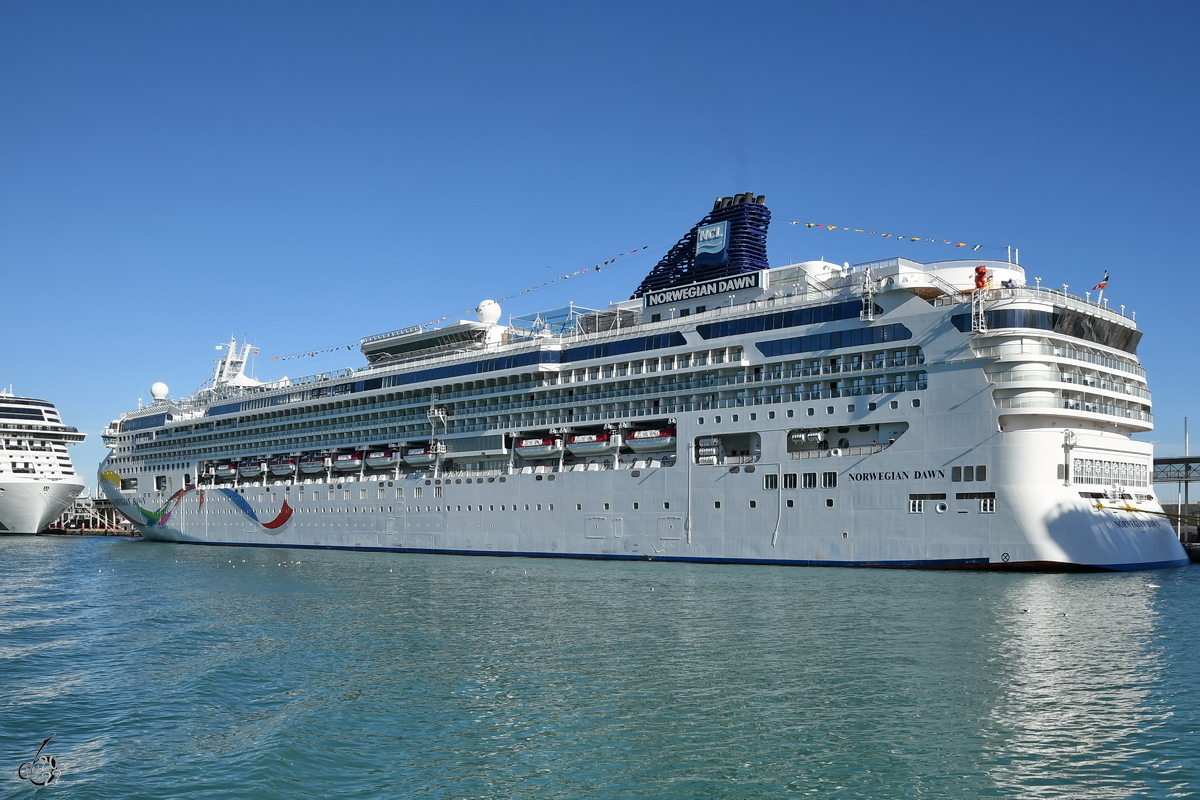 Das Kreuzfahrtschiff NORWEGIAN DAWN (IMO: 9195169) hat in Barcelona angelegt. (November 2022)