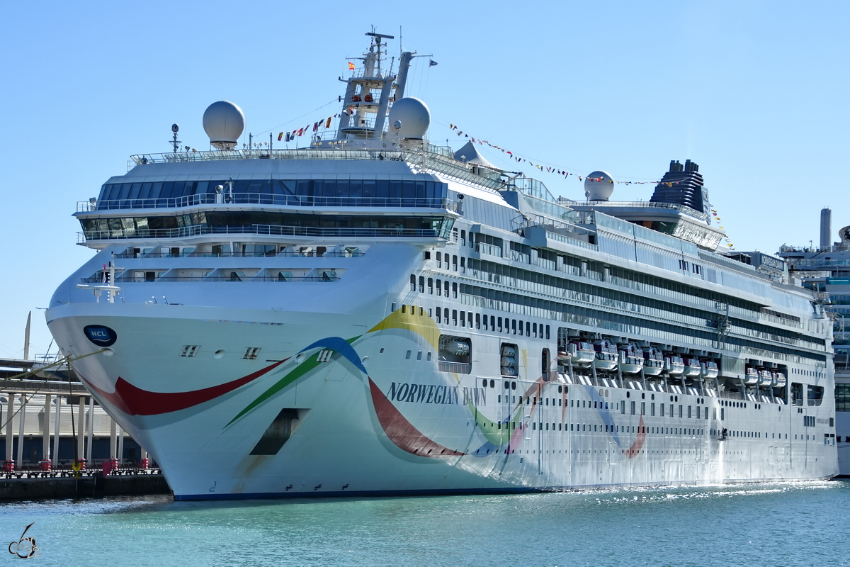 Das Kreuzfahrtschiff NORWEGIAN DAWN (IMO: 9195169) hat in Barcelona angelegt. (November 2022)