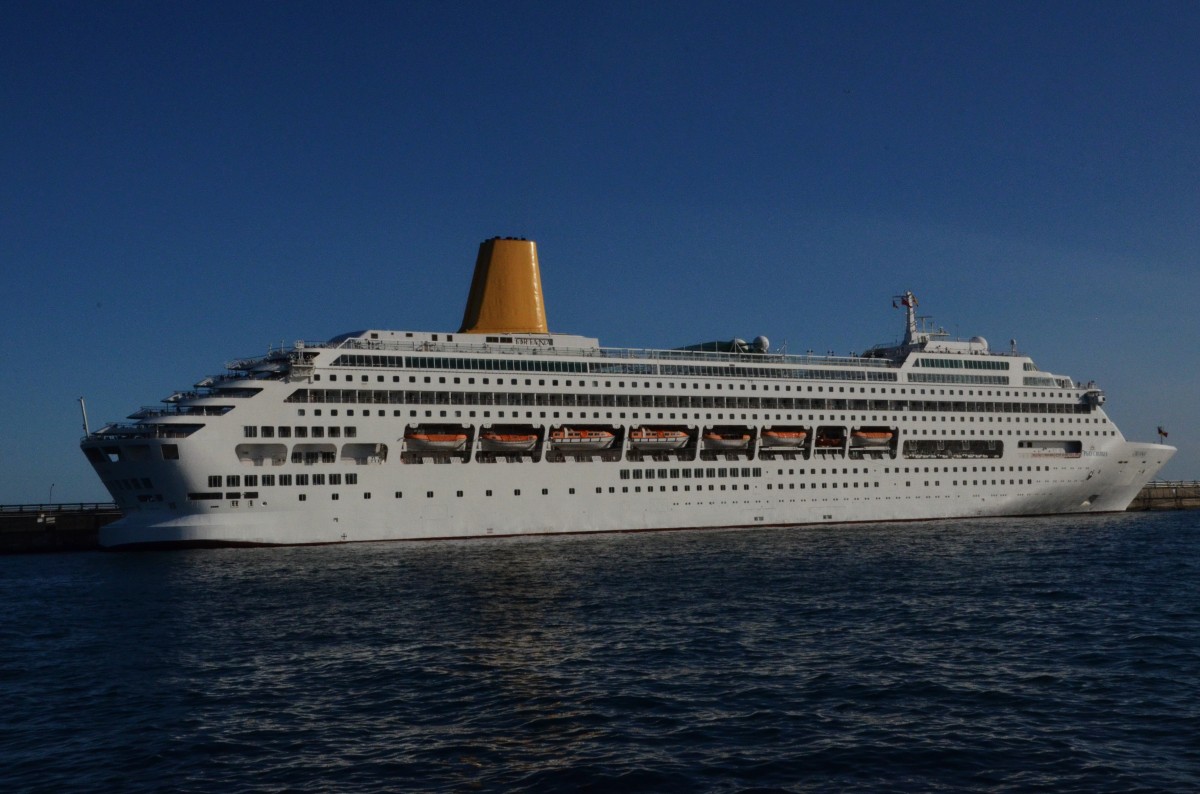 Das Kreuzfahrtschiff ,,Oriana`` wurde seinerzeit als modernstes Kreuzfahrtschiff auf der Meyer Werft in Papenburg gebaut und im April 1995 von P&O Cruises in Dienst gestellt. Getauft wurde das Schiff von Elisabeth II. in Southampton. Technische Daten: Lnge 260m, Breite32,20m, Passagiere 1976, Knoten 24. Heimathafen Hamilton,  Beobachtet am 12.12.13 im Hafen von Arrecife. 