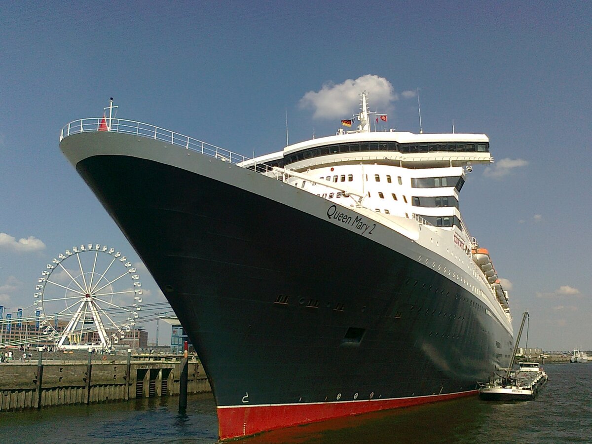 Das Kreuzfahrtschiff Queen Mary2 am 19.07.14 zu Gast in Hamburg