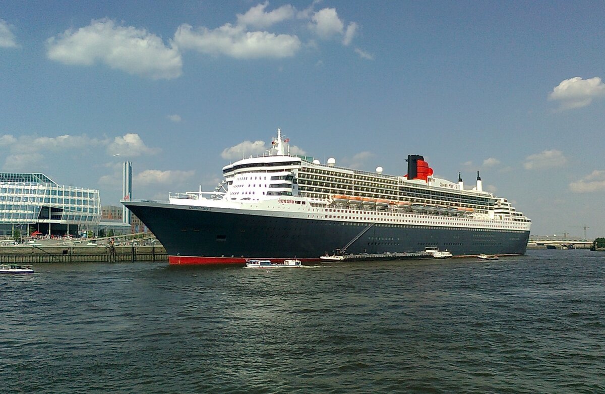 Das Kreuzfahrtschiff Queen Mary2 der Cunard-Line zu Gast in Hamburg am 19.07.14