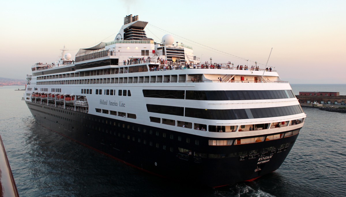 Das Kreuzfahrtschiff Ryndam am 25.10.2013 im Hafen von Neapel.