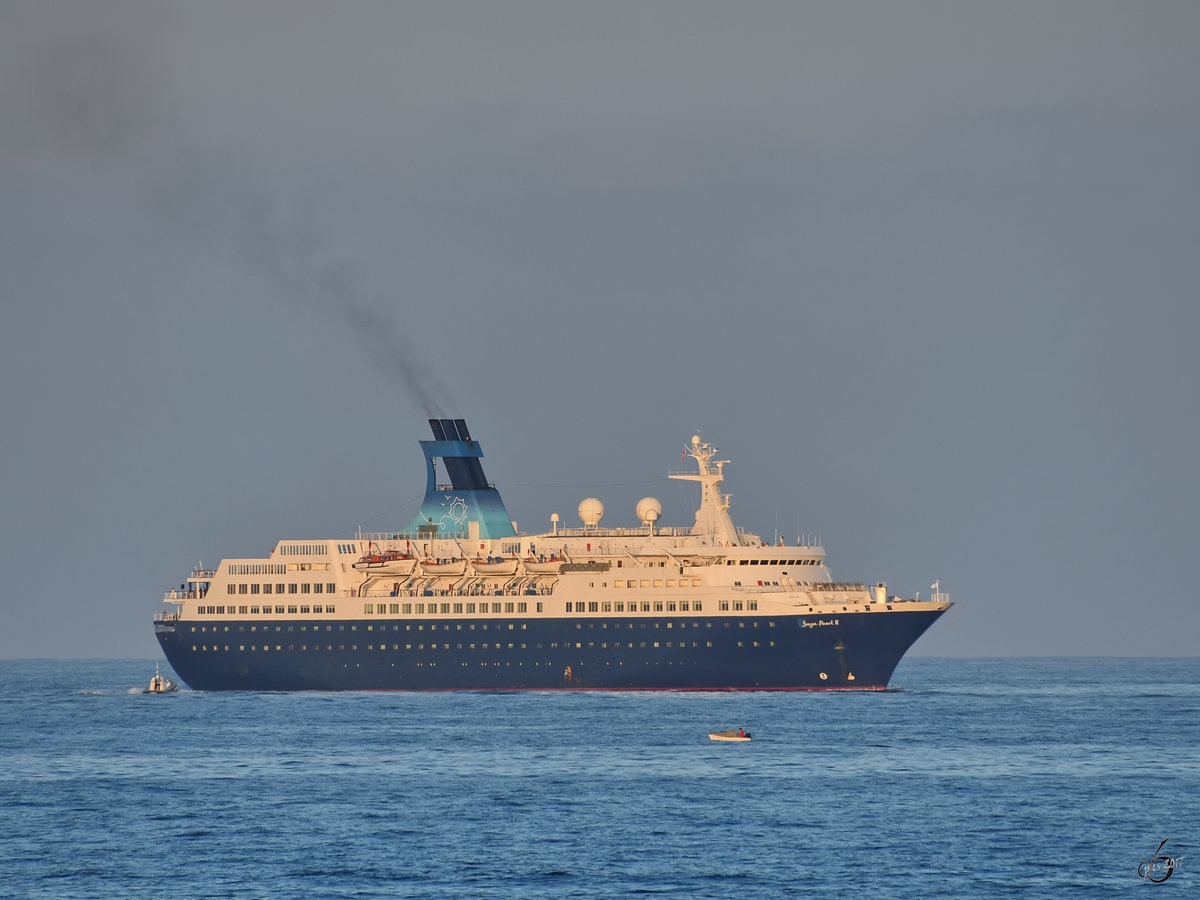 Das Kreuzfahrtschiff  Saga Pearl 2  im Oktober 2017 auf dem Weg zum Hafen in Valletta.