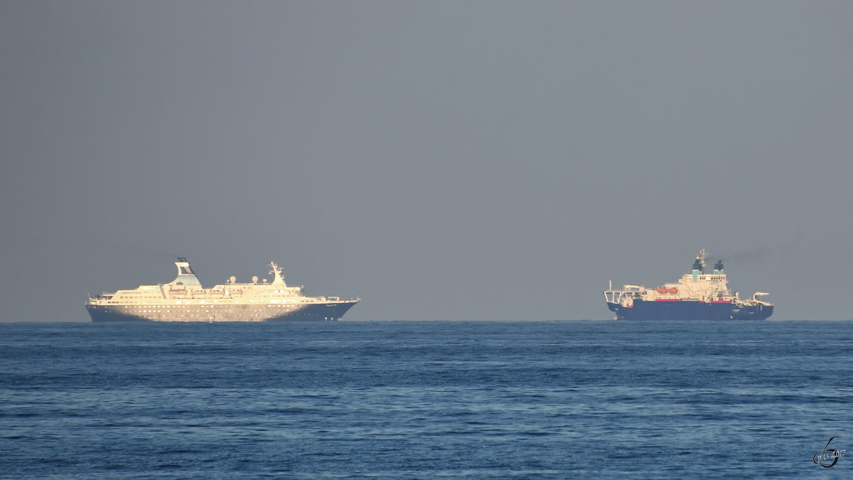 Das Kreuzfahrtschiff  Saga Pearl 2  und ein weiteres Schiff auf dem Mittelmeer vor Malta. (Oktober 2017)