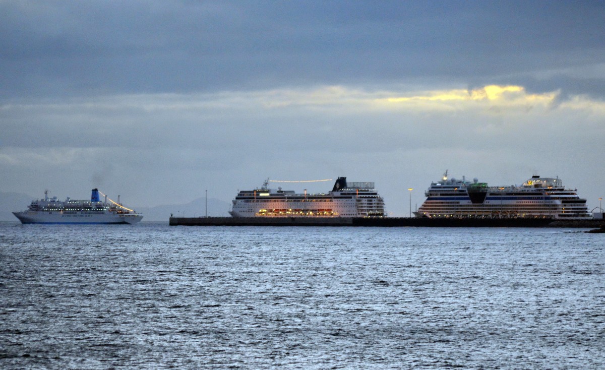 Das Kreuzfahrtschiff  Thomson Spirit verlsst  am 19.12.13. zu Abendlicher Stunde um 20:00 Uhr den Hafen von Arrecife . Beobachtet von  den Kreuzfahrtschiffen  AIDAblu  und  MSC Armonia.
