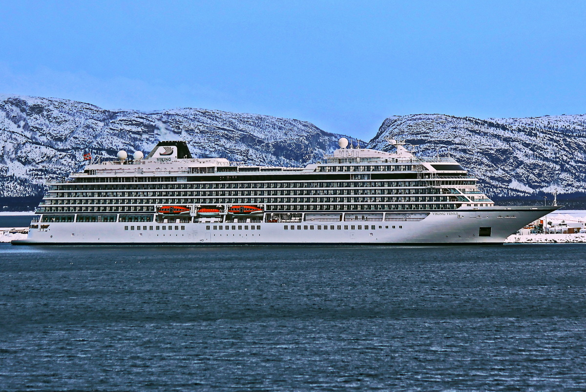 Das Kreuzfahrtschiff Viking Jupiter liegt im Hafen von Alta (Norwegen) am 22. Februar 2024.