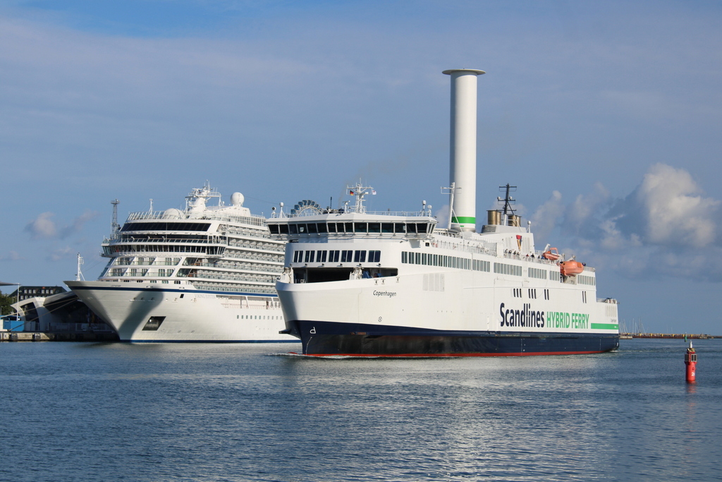 Das Kreuzfahrtschiff Viking Jupiter und Scandlines Fähre Copenhagen am 07.08.2022 in Warnemünde.