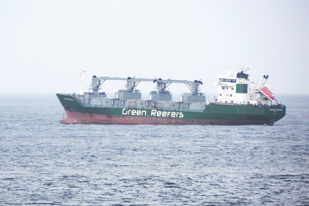 Das Kühlschiff  GREEN FREEZER , IMO 8819304, der norwegischen Reederei Green Reefers aus Bergen, am 29.06.2013 vor den Färoer. Das Schiff wurde 1991 von der norwegischen Kleven-Werft gebaut.
