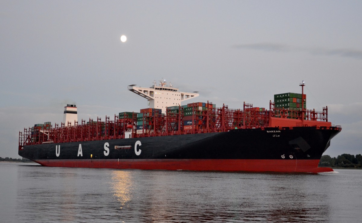 Das lngste Containerschiff der Welt war im Hamburger Hafen zu Gast. Die MV Barzan aus dem Hause United Arab Shipping Company machte am 24.09 2015 im Hafen HH fest. Mit ihren 400 Metern ist sie auerdem lediglich 33 Zentimeter lnger als die CSCL Globe. Die Barzan kann bis 18800 Teu laden und hat eine Breite von 58,60 m, bei 16m Tiefgang.



