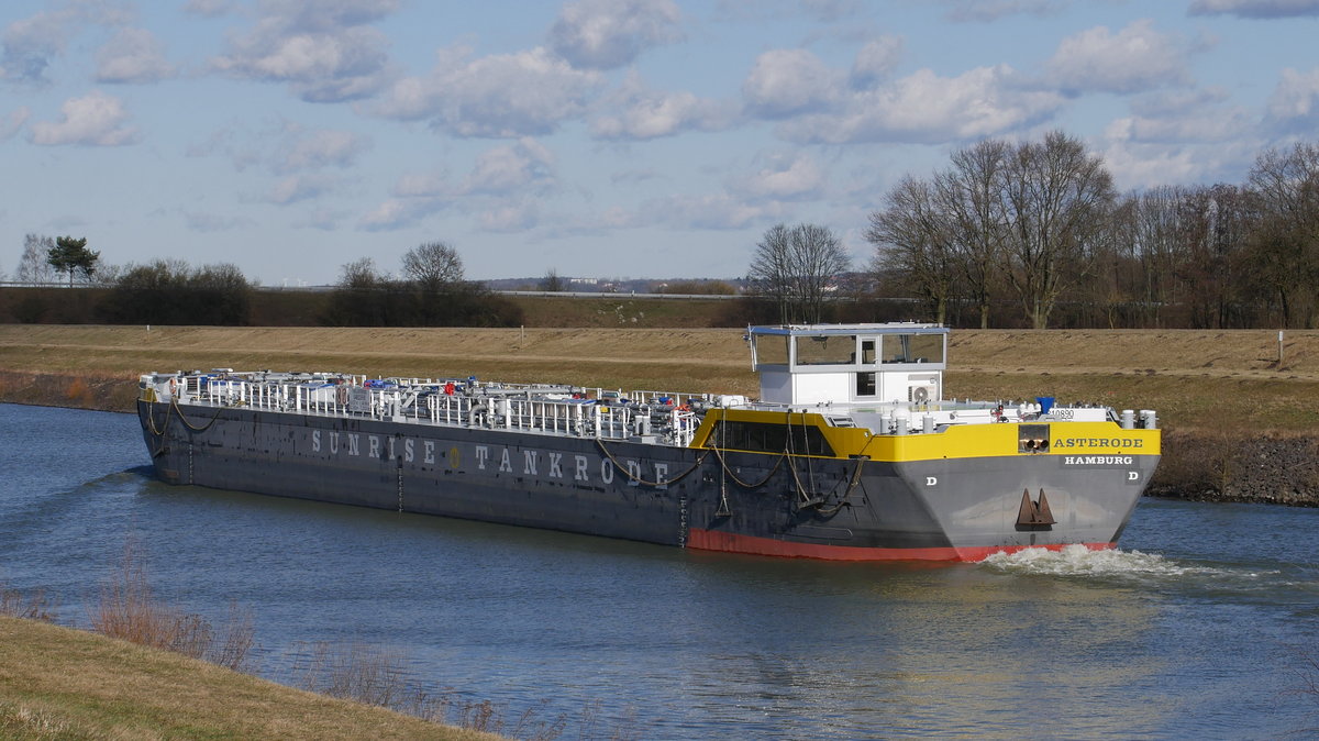 Das leere SUNRISE TANKRODE -TMS ASTERODE (ENI 04810890) hat das Schiffshebewerk Lüneburg (ex  Scharnebeck) passiert und nimmt auf dem Elbe-Seitenkanal Kurs auf Hamburg; 24.02.2017
