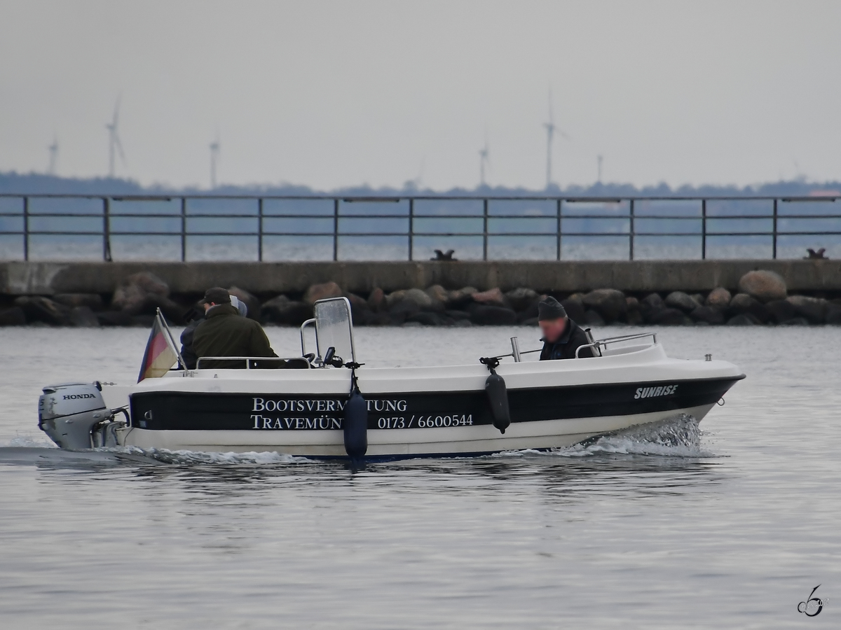 Das Leih-Motorboot  Sunrise  Anfang April 2019 in Travemünde.